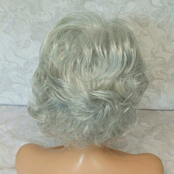 Short Wavy Heat Resistant Silver/Grey/White Wig main image 4